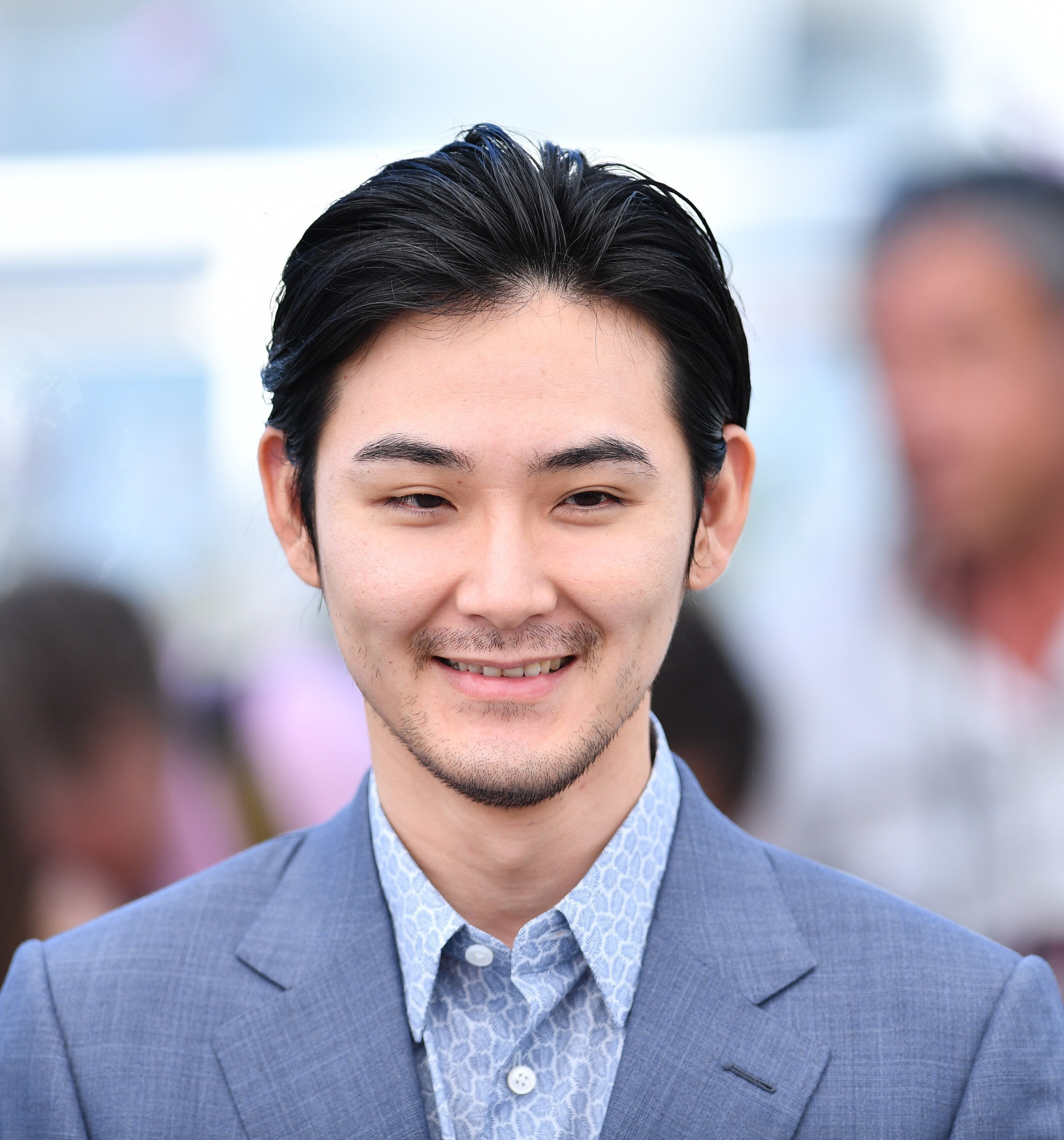 松田龍平、ドラマ共演の猫をあやす“猫じゃらしさばき”が話題⇨「職人すぎる」「なんでこんな上手なの？」の声