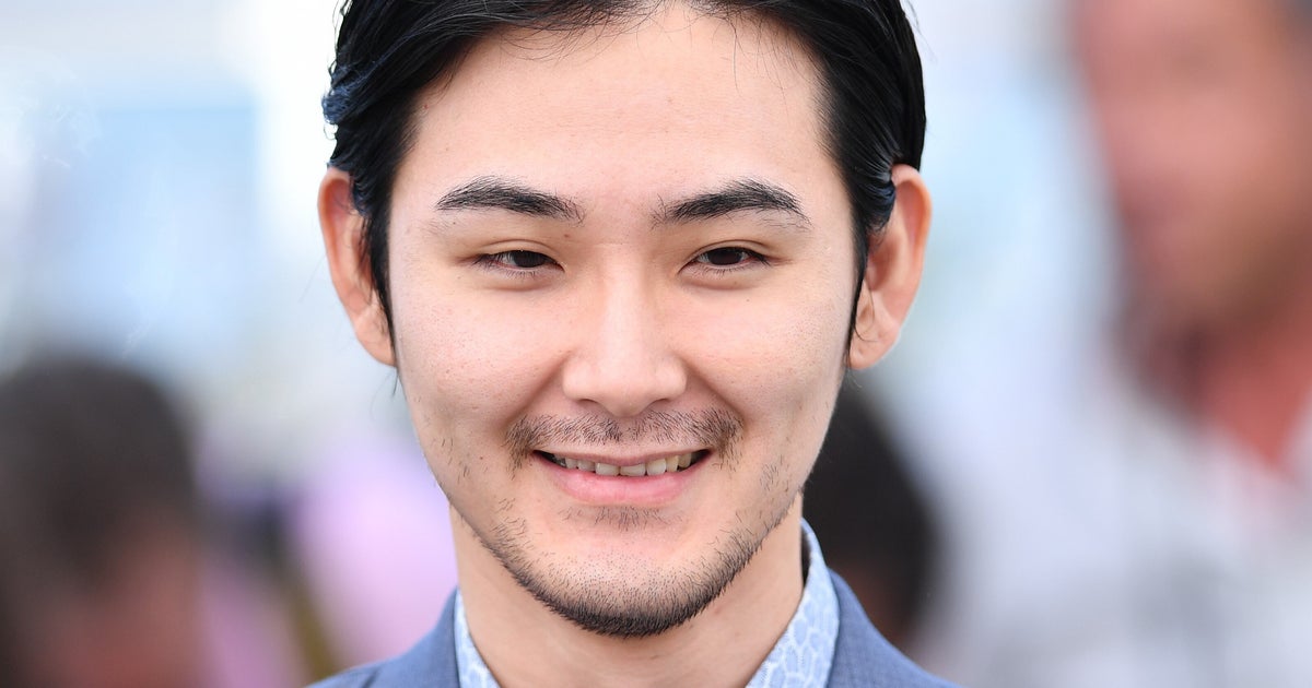 松田龍平、ドラマ共演の猫をあやす“猫じゃらしさばき”が話題⇨「職人すぎる」「なんでこんな上手なの？」の声