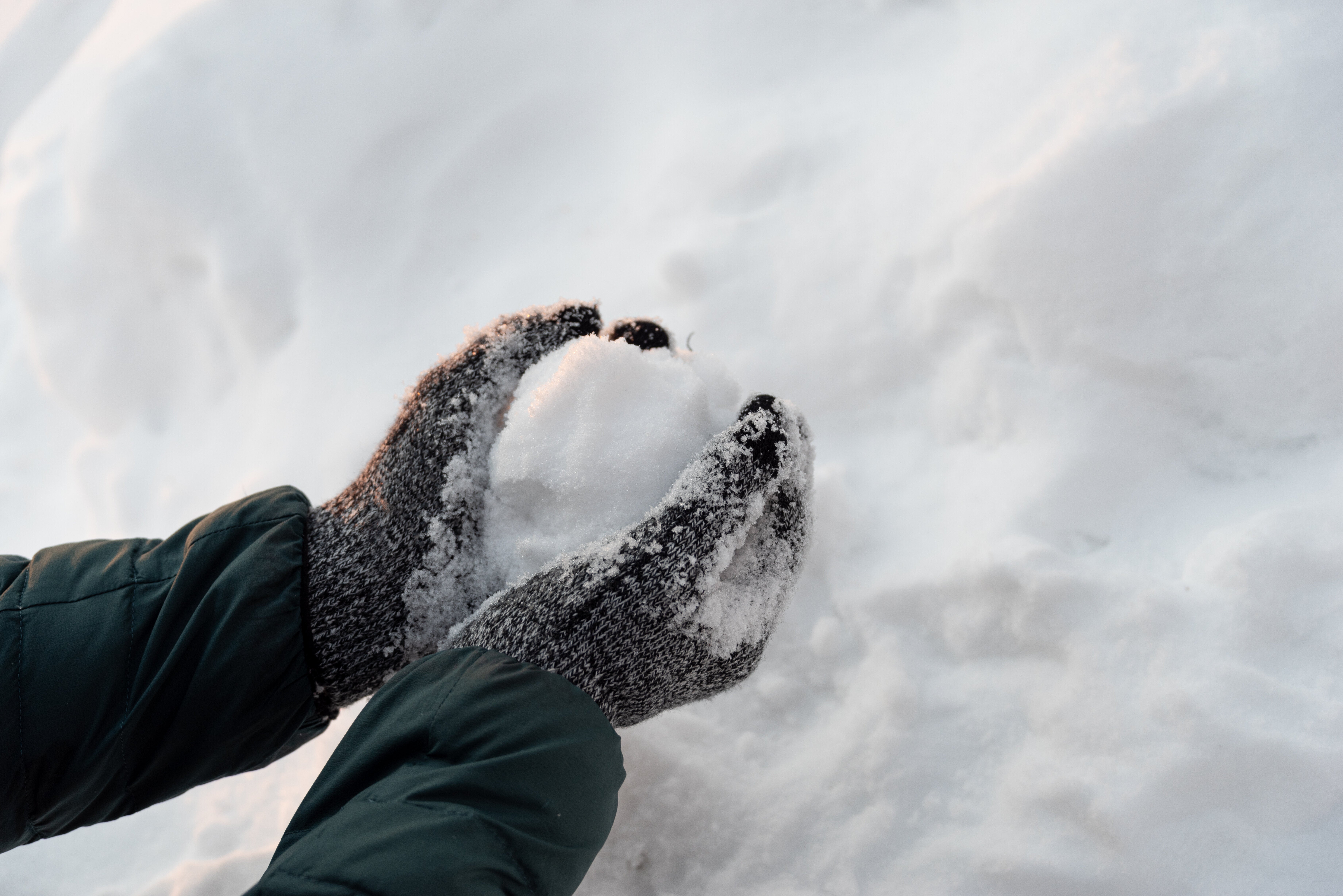 父が1歳娘のために作った「雪だるま」が巨大すぎる⇨全長7メートル、猛吹雪で成長し街の名物に（アメリカ）