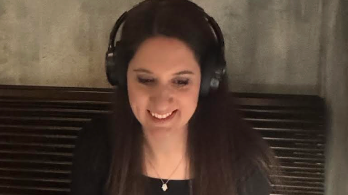 我的约会对象对我头顶上的光有一种奇怪的迷恋。这完全暴露了他不是人类。