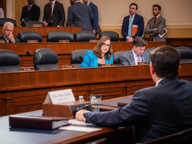  下院外交委員会でルビオ国務長官に質問するマクブライド議員（中央）