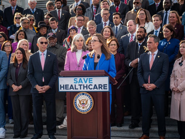 アフォーダビリティに関する下院民主党議員団の記者会見で演説するマクブライド議員（中央）