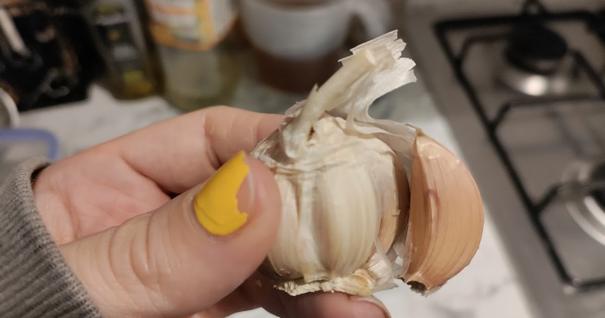 I Just Learned The Italian Method That Makes Garlic Taste ‘Sweet And Smoky’