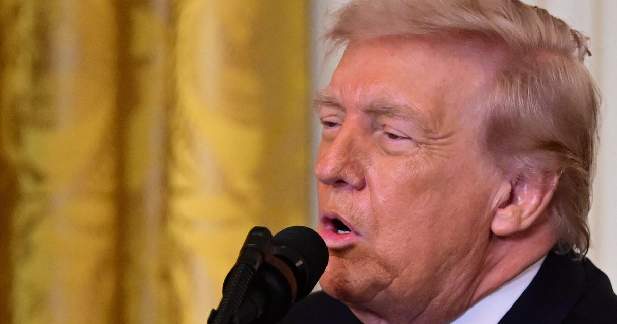 Critics Mock 鈥楢ddled Psycho鈥櫬燭rump For Off-Topic Ramble At Medal Of Honor Ceremony