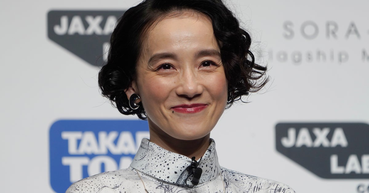 篠原ともえの魚皮レザー小物、センスが光る