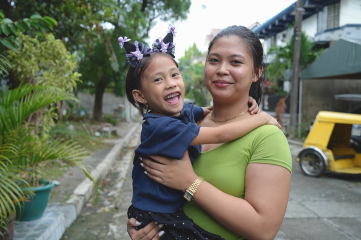 クリステル・アン・サルデスさんと娘