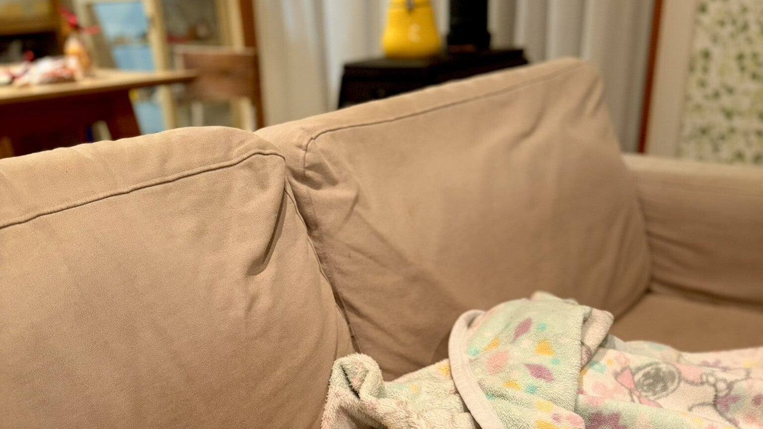 柴犬!?と飼い主も見紛う猫の寝相が...「クセ強すぎ」「腹筋崩壊」と大爆笑