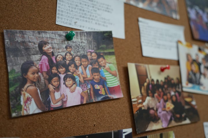 coxco Labの壁に飾られた、西側愛弓さんと子どもたちの写真（左）