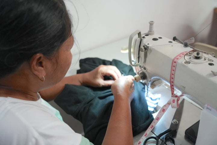 生徒は入学時、業務用ミシンに触れたことがない人ばかりだという。
