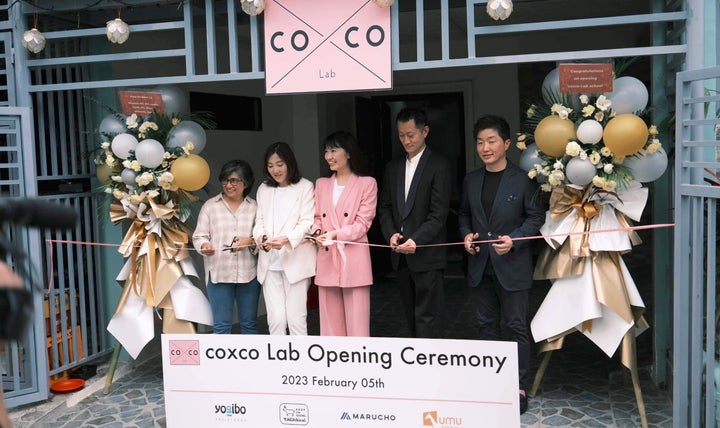 2023年2月のcoxco Labの開校セレモニーの様子。左から2番目が小村さん、3番目が西側さん