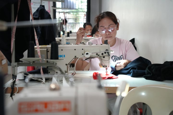 スクールでミシンに向かう女性