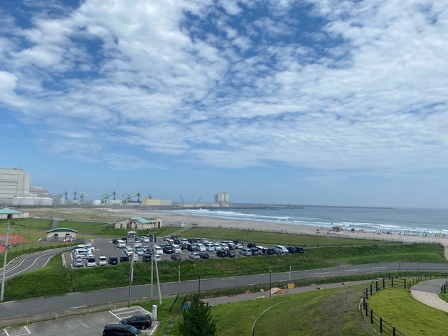 映画では「汚れた海だから誰も来ない」と描かれていたが、「サーフィンの聖地」と言われる海岸では海水浴客やサーファーで賑わっていた（2024年8月14日撮影、福島県南相馬市で）