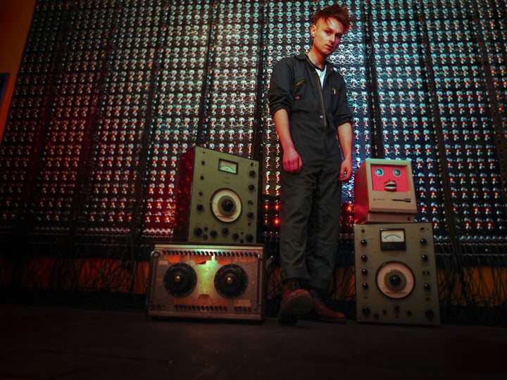 Look Mum No Computer is the alias of music producer and YouTube personality Sam Battle