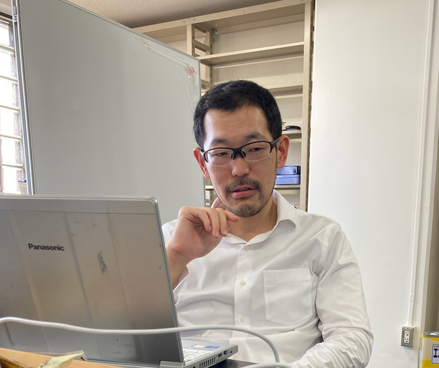 東京大学大学院情報学環の開沼博准教授（2023年10月24日撮影、東京大学で）