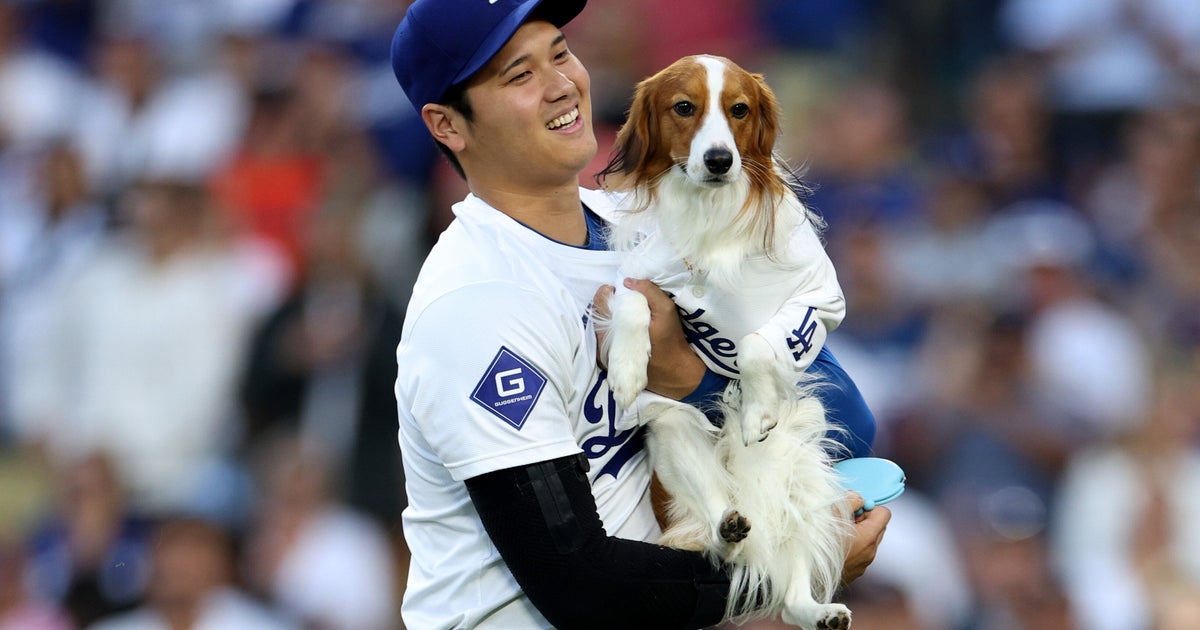 大谷翔平、デコピンの“おかえりなさいポーズ”を投稿⇨「甘えてますね」「久しぶりのデコピン」と話題に
