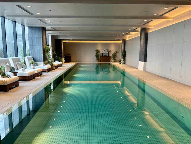 自然光が差し込むプール