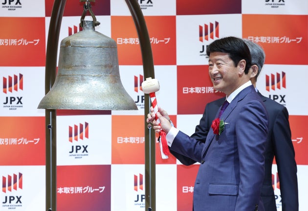 東証プライム市場に上場。セレモニーで鐘を打つ村野一社長