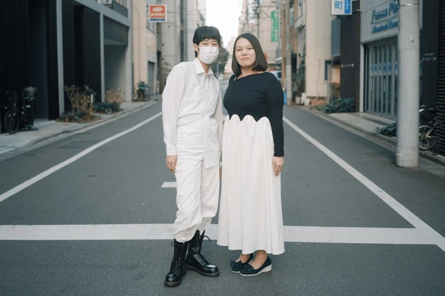 原告の田中さん（左）と梶谷風音さん（右）