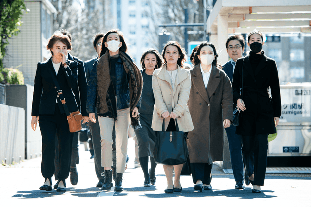 2024年2月に提訴した際の原告たちと弁護団
