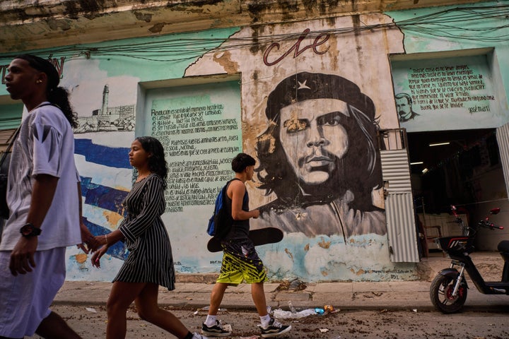 People walk past a mural of Che Guevara in Havana, Tuesday, Feb. 17, 2026. (AP Photo/Ramon Espinosa)