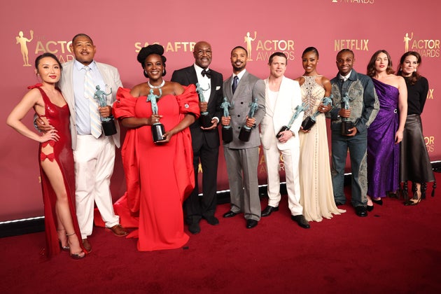 SAGでの『罪人たち』キャスト、制作陣。左から3番目がウンミ・モサク、4番目がデルロイ・リンドー、5番目がマイケル・B・ジョーダン