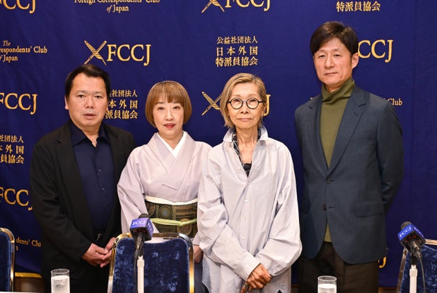 『国宝』の李相日監督（右端）とメイク担当者ら。（左から）床山の西松忠、歌舞伎メイクの日比野直美、ヘアメイクの豊川京子