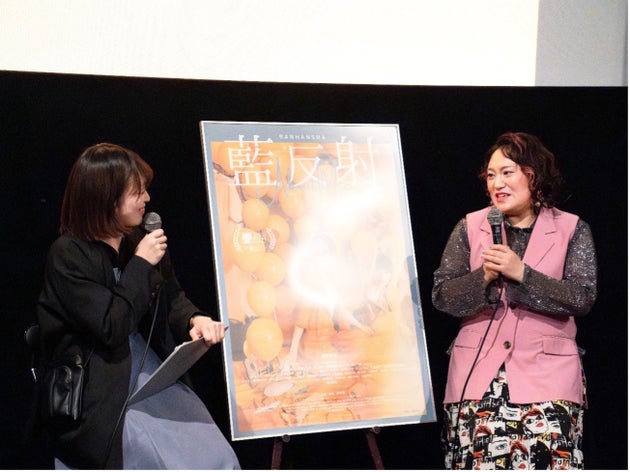 野本梢監督（左）とバービーさん（右）