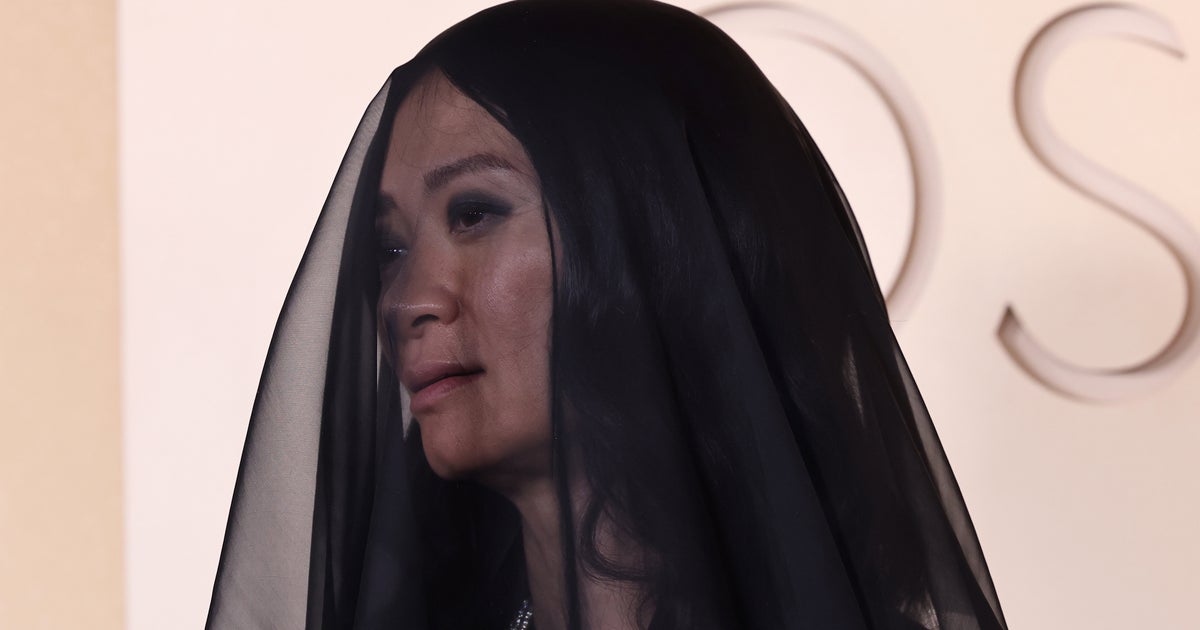 Chloé Zhao Wears Dramatic Black Veil At The Oscars In Apparent 'Hamnet' Tribute