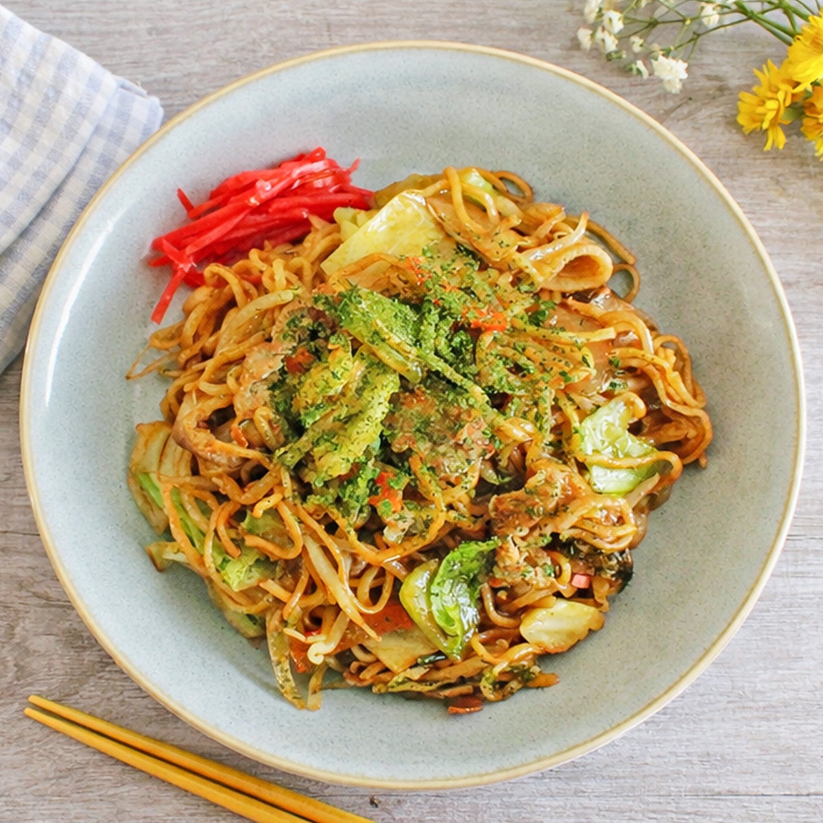 【焼きそばにコレを入れてみて】「まるで屋台の味」「香ばしさとコクがアップ」焼きそばのアレンジレシピ3選