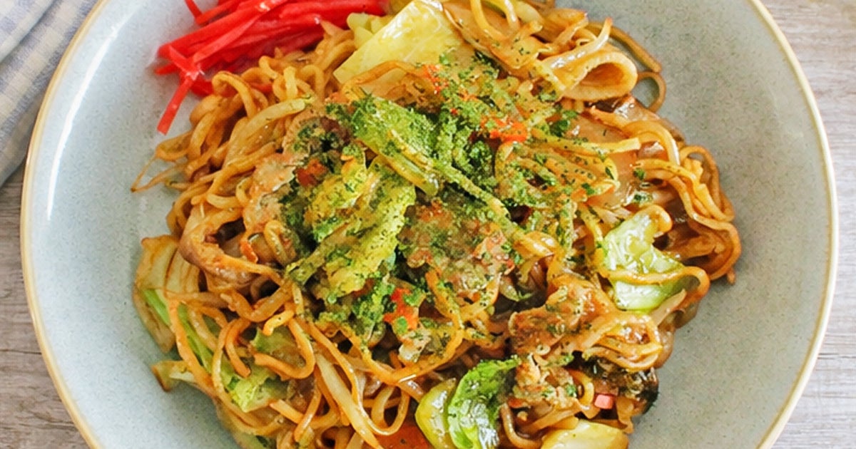 【焼きそばにコレを入れてみて】「まるで屋台の味」「香ばしさとコクがアップ」焼きそばのアレンジレシピ3選