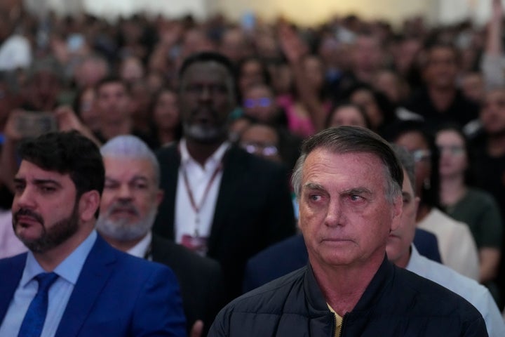 Former Brazilian President Jair Bolsonaro ’s kidney function has improved but he will remain in an intensive care unit because of pneumonia, a hospital in the capital.