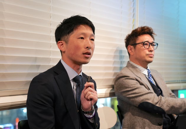 西武鉄道の栗城充さん（左）