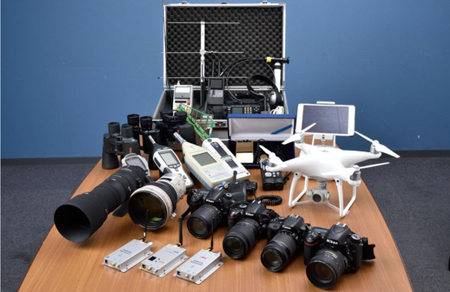 現場に応じて様々な機材を使い分けて証拠写真を撮影する