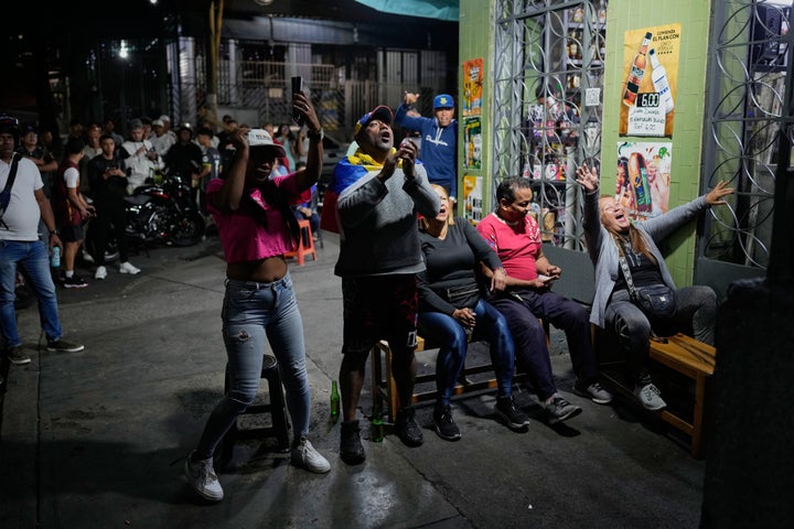 Venezuela fans watch the World Classic Baseball championship game between the United States and Venezuela on Tuesday, March 17, 2026, in Caracas, Venezuela. (AP Photo/Ariana Cubillos)