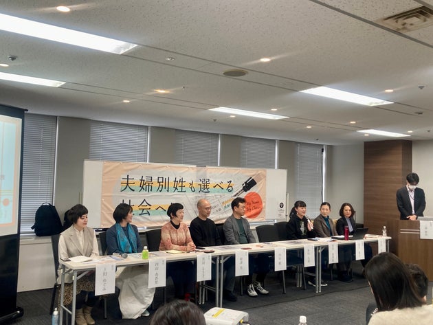 口頭弁論後に開いた集会に参加した原告と弁護士、フォトジャーナリストの安田菜津紀さん