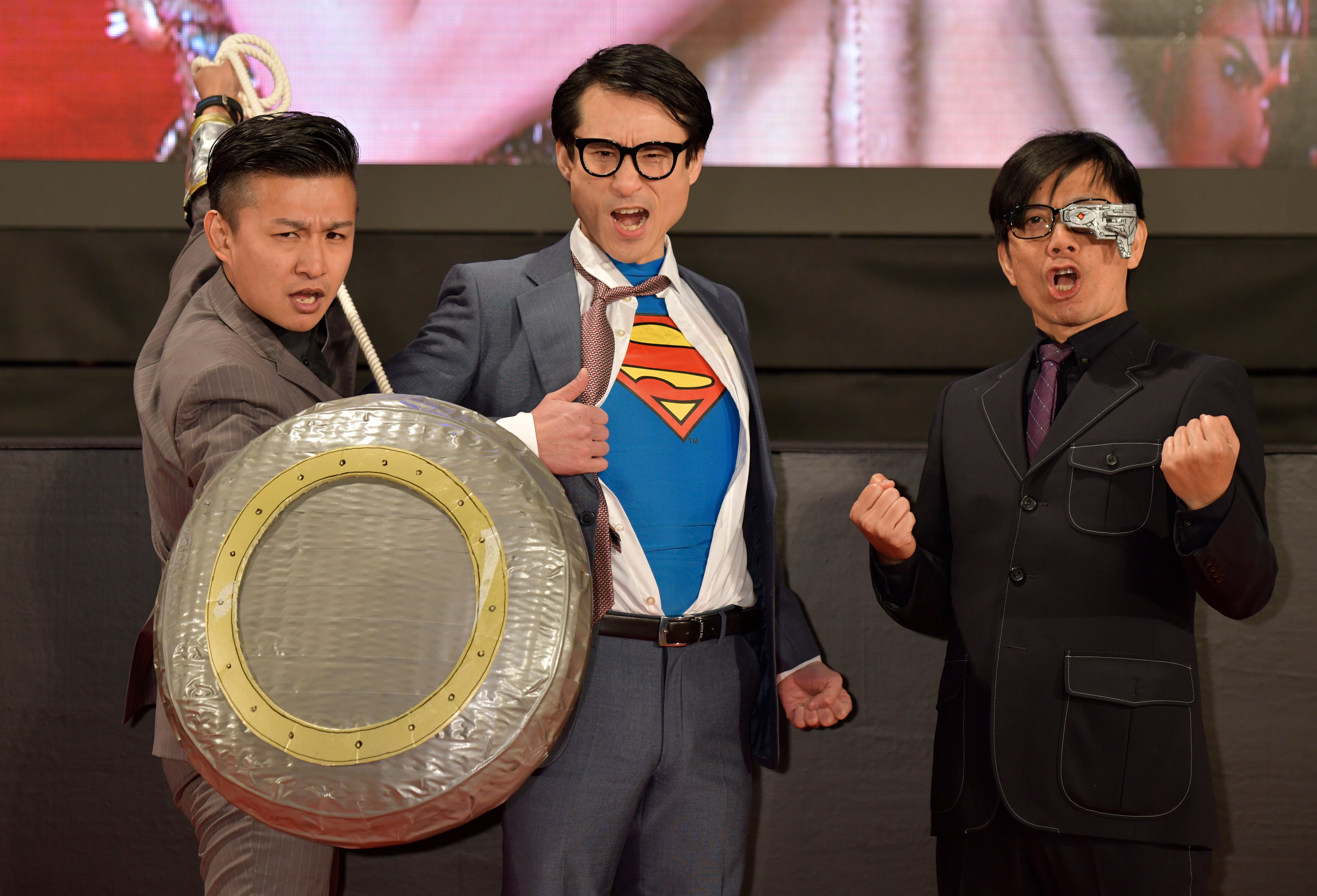 なだぎ武、セブンで見つけた話題の“カラフルすぎるサンドイッチ”に感激。「夜中やけど食うやん」