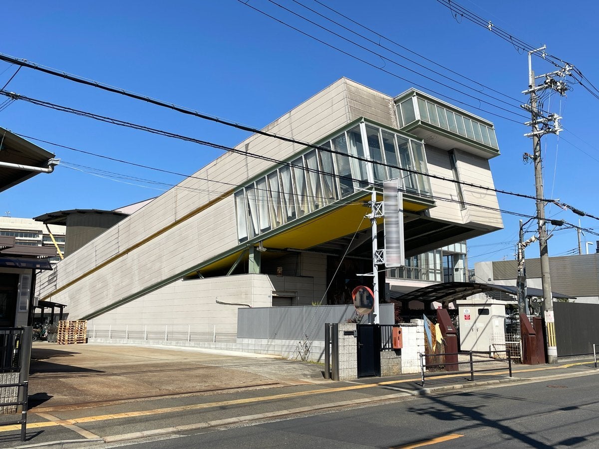 街中で見つけた“ホッチキスみたいな建物”が話題。「え、これ建物？」「中どうなってんの？」の声が続々