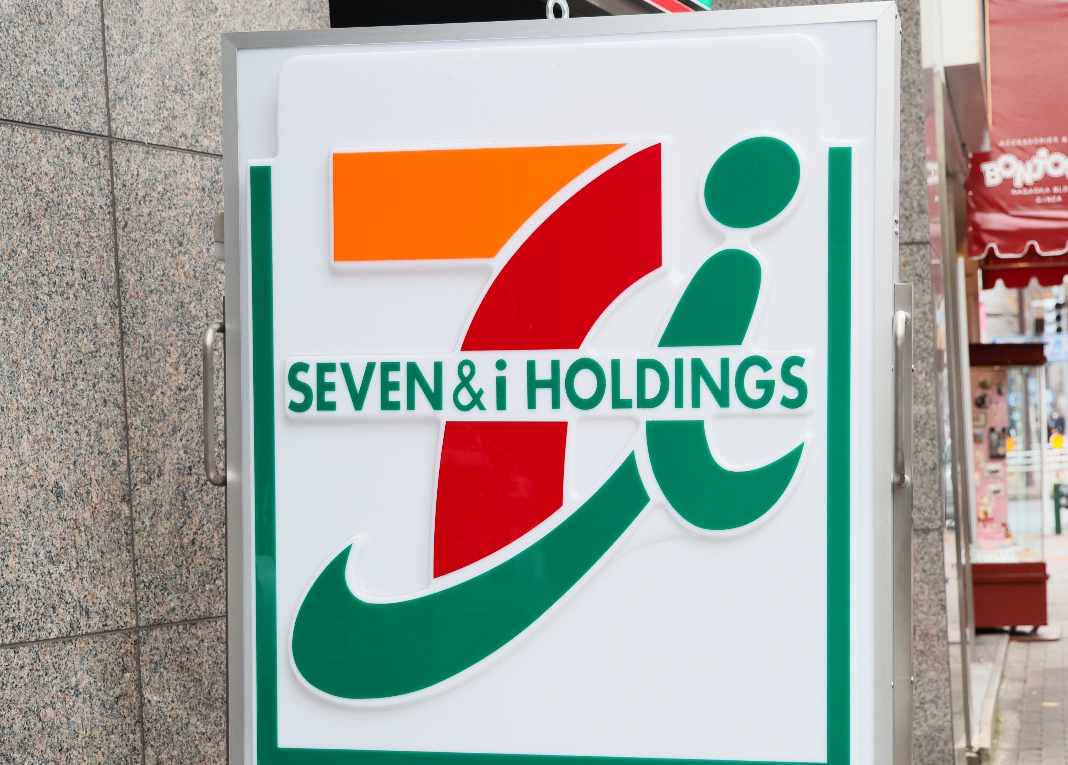 セブンイレブンの「夢みたいなサンドイッチ」に「やばい」「なんじゃこりゃあああ」の声。衝撃のビジュアルが「子どもの夢」