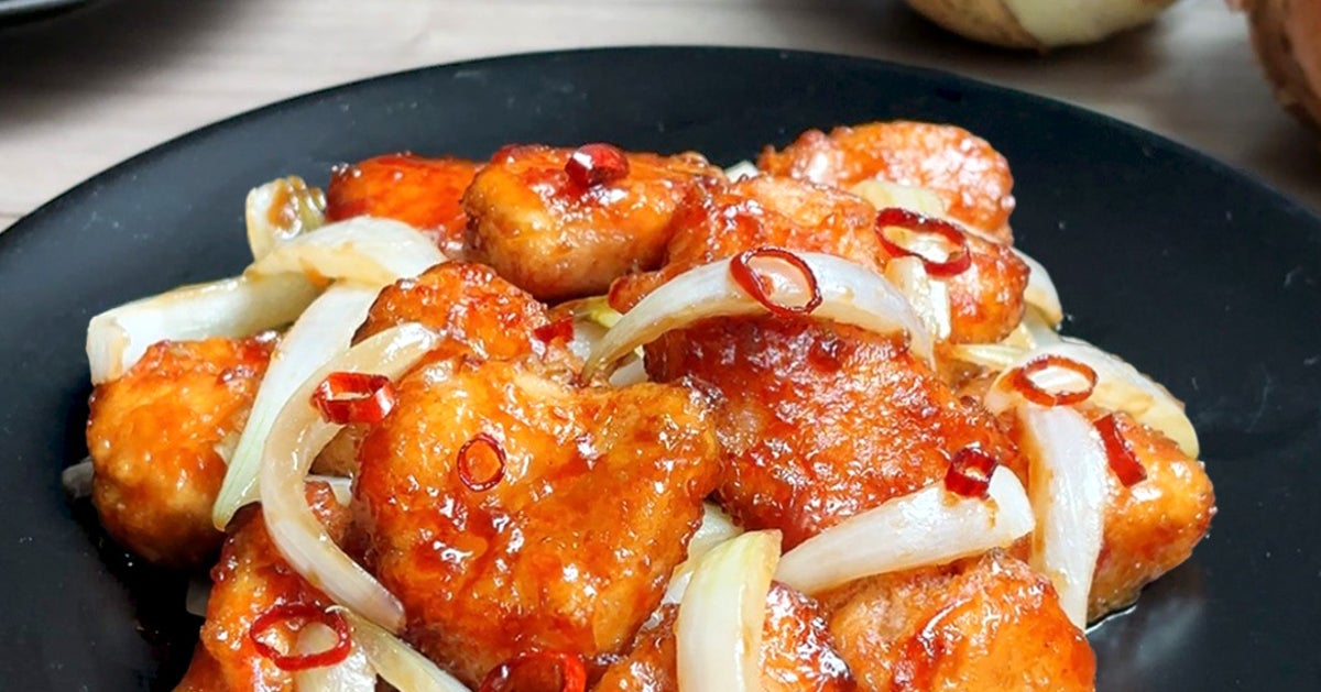 【鶏むね肉、週一じゃ足らない】この味付け、おいしすぎる！「新玉ねぎと鶏むね肉の甘辛炒め」レシピ