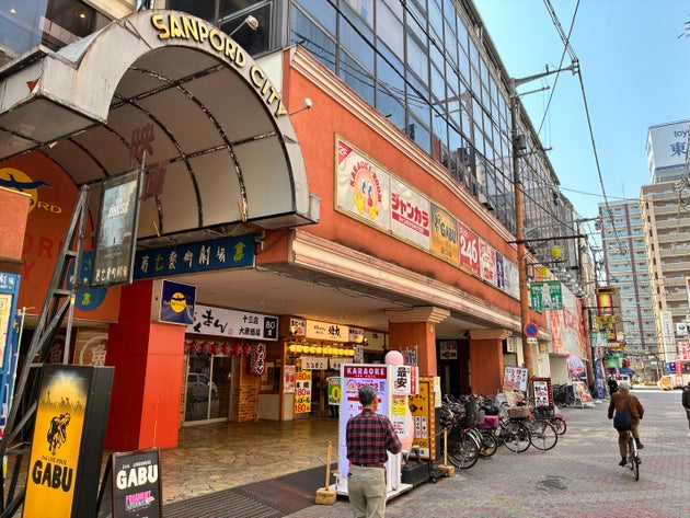 松井監督が取材に応じた雑居ビルの出入り口付近（3月21日、大阪市内で）