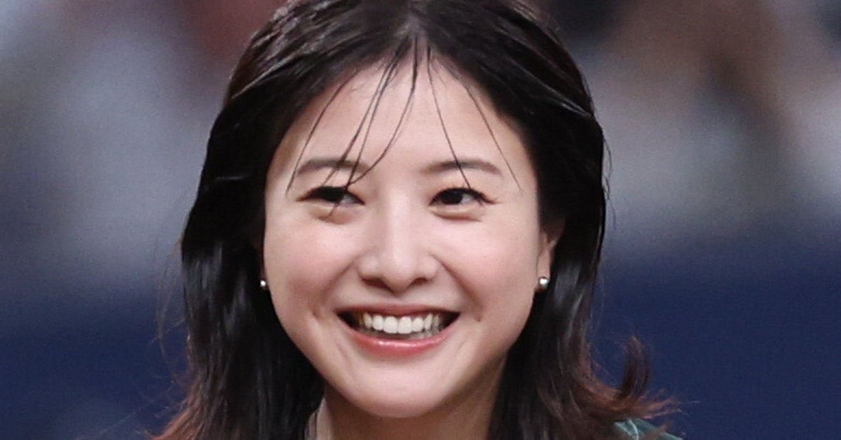 吉高由里子、ターコイズ色の海に我慢できない「裸足」ショットが話題⇨ “恐る恐る”な様子に「旅あるある！」と反響