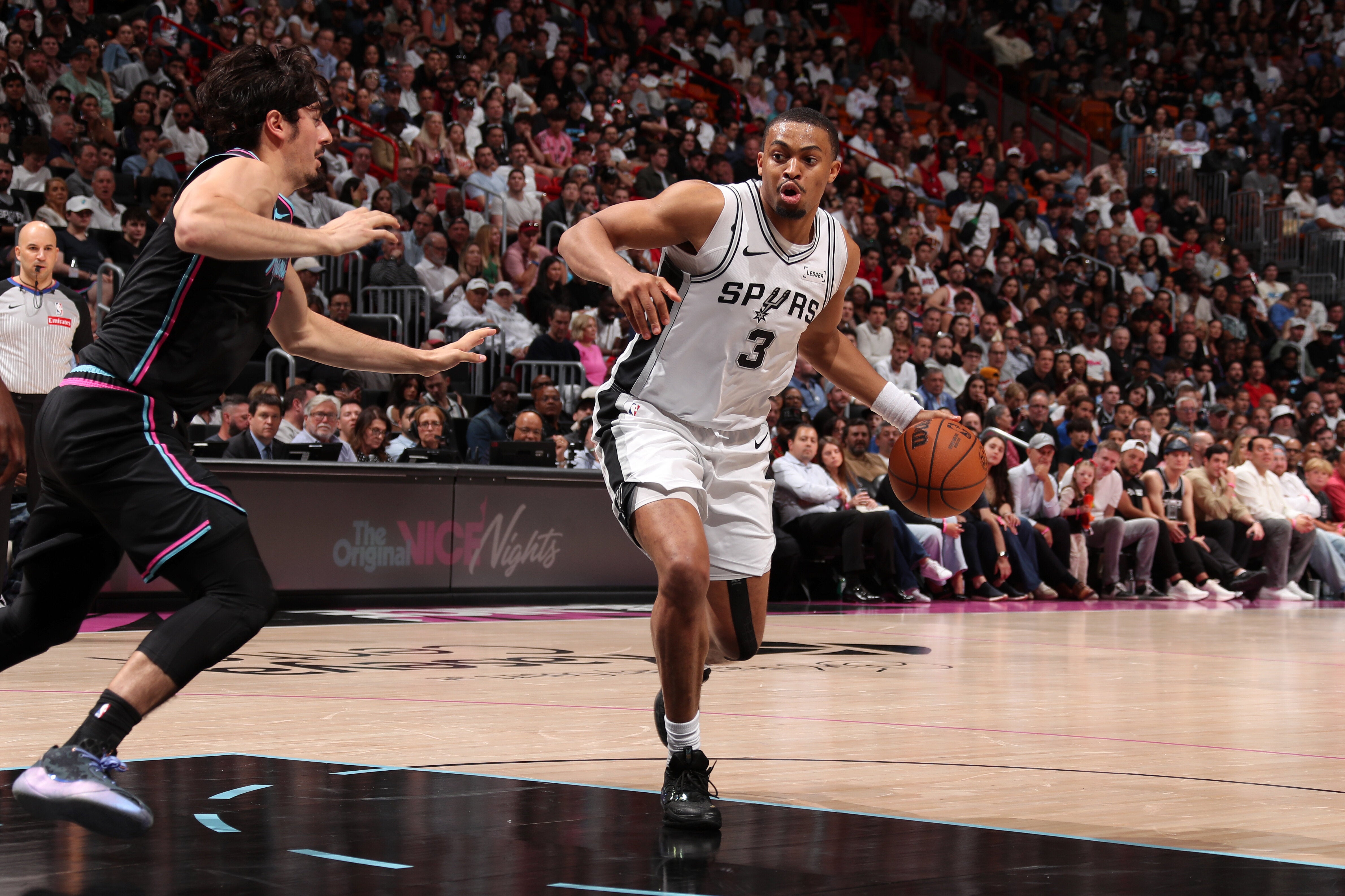 NBAファンが「クレイジーTシャツ」で人種差別発言に反発。チームと連帯し侮辱を逆手に取る