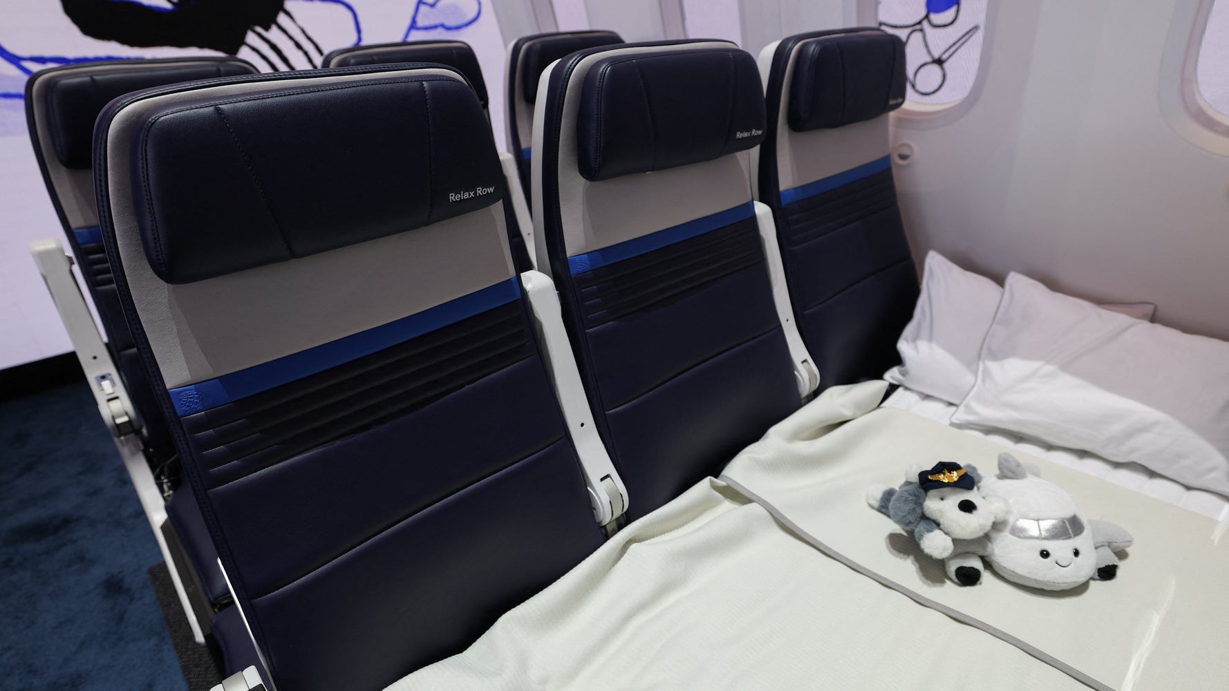 エコノミーでも「横になれる」アメリカの飛行機が話題。“座席のベッド