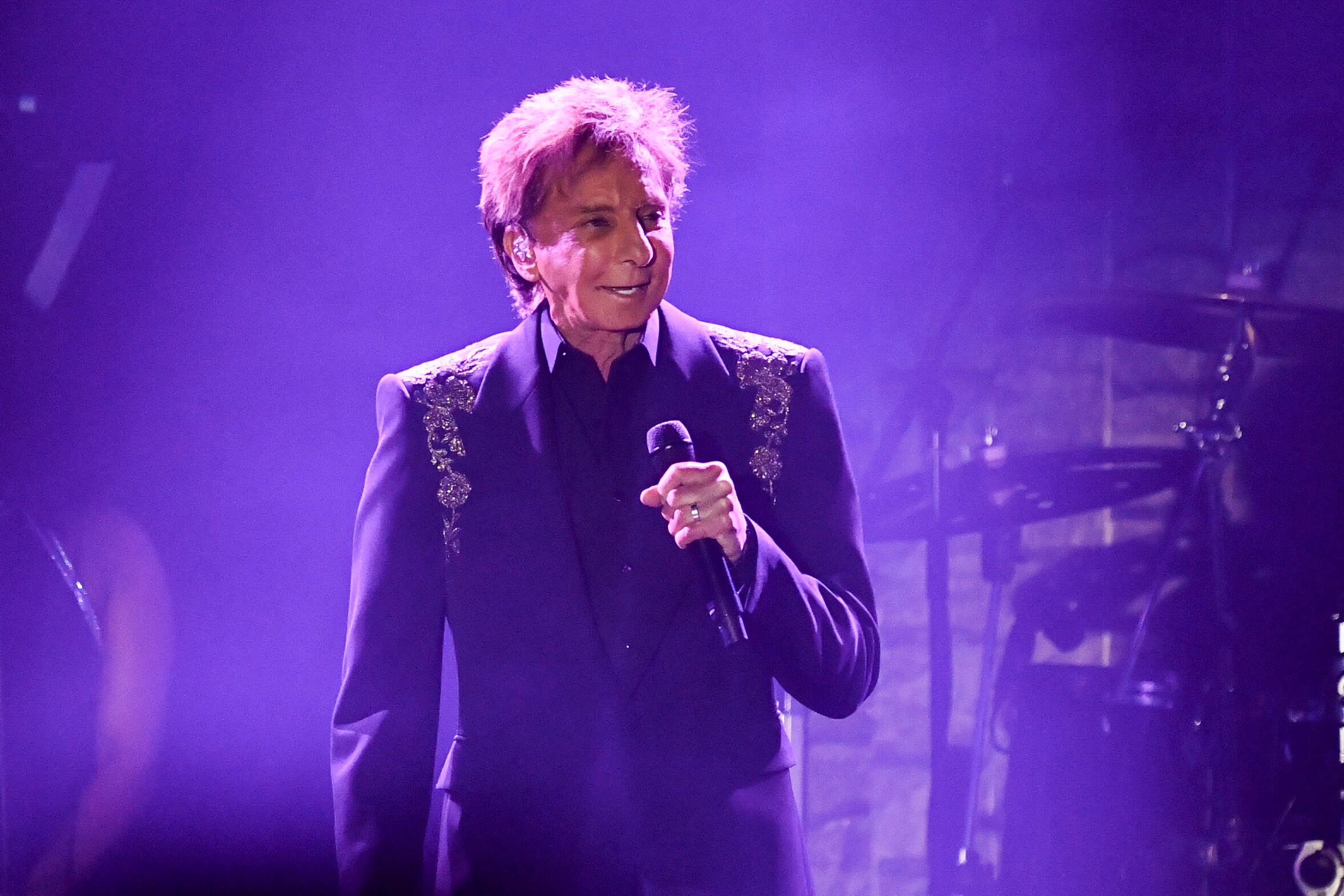 Barry Manilow Recalls 'Nightmare' Lung Cancer Diagnosis: 'I Thought I Might Be Dying'