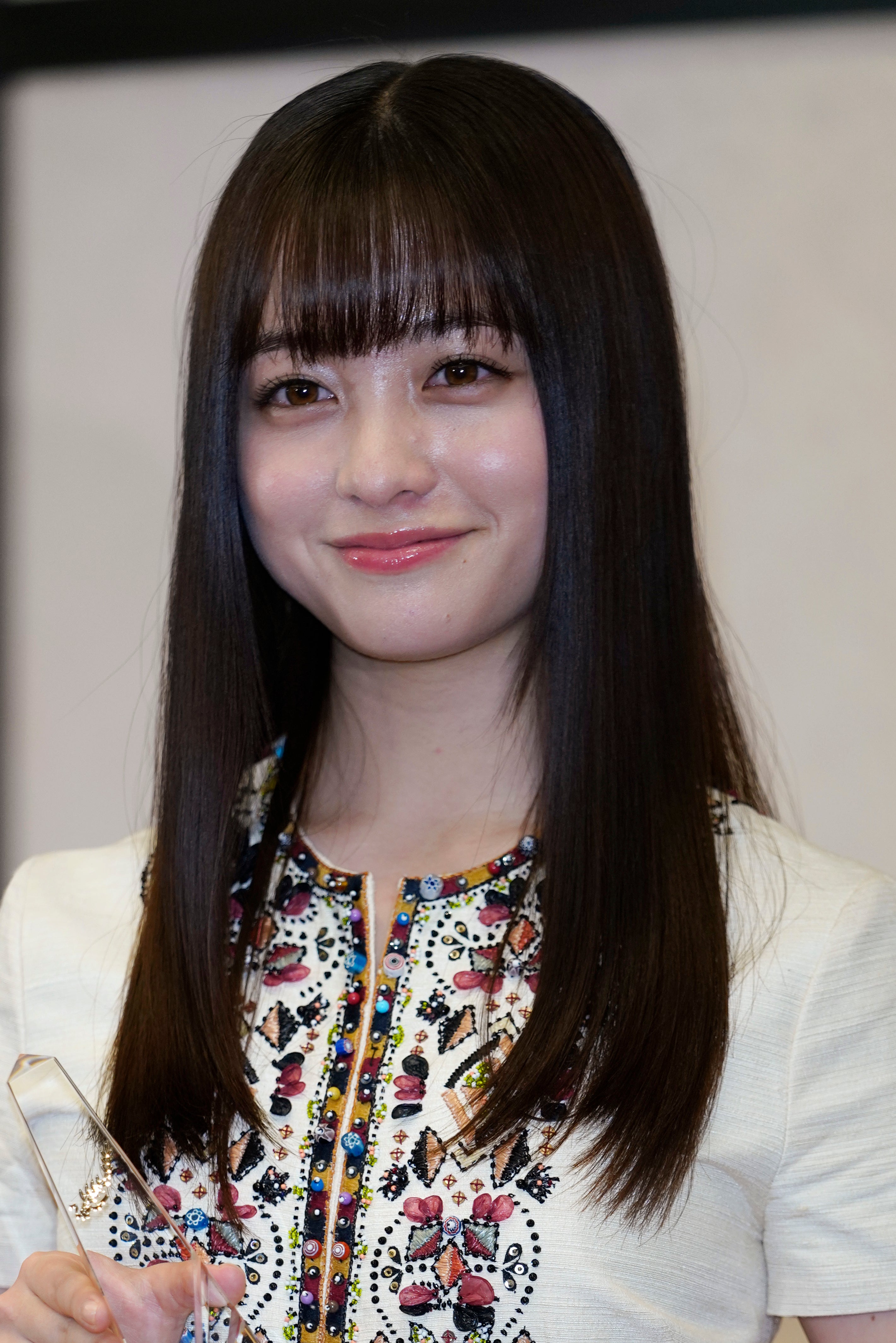 橋本環奈、韓国で元宝塚トップとK-POPアイドルメイク。“盛り盛り”の姿に「似合いすぎてる」