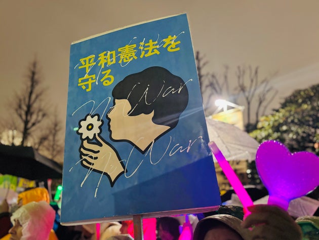 国会前で掲げられた「平和憲法を守る」の看板とペンライト