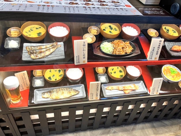 ショーケースに並ぶ定食のフードサンプル