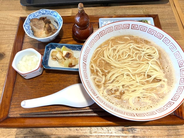 トレーに乗った鮭のラーメン