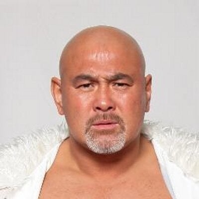 武藤敬司、航空機内で「モバイルバッテリー発火」に遭遇⇨焼け跡に「想像以上に怖い」「上空だったら、とゾッとする」の声