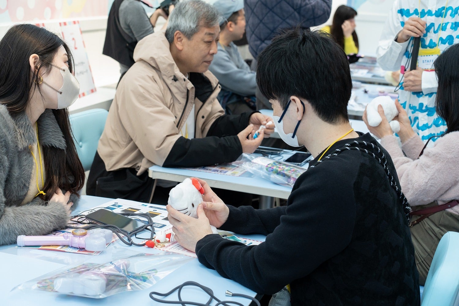 障害のある人が安心して楽しめるサンリオピューロランドへ。ヘラルボニーと共創し、字幕や手話、音声ガイドも